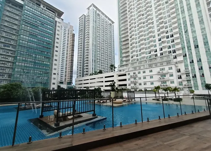 Cozy In The Business District Across Ayala Center *